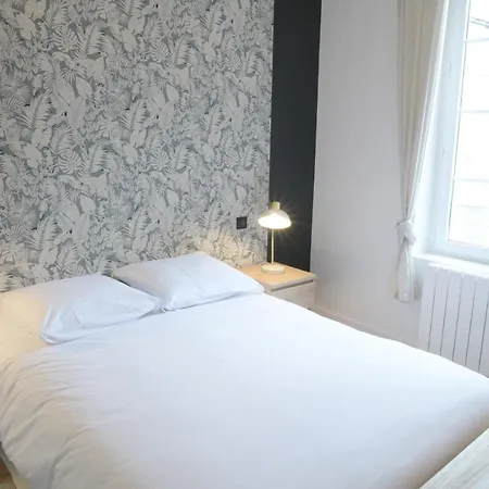 T3 De Charme Situe En Hyper Centre Avec Wifi, Linge, Draps, Savons Et Serviettes Fournis * Cognac